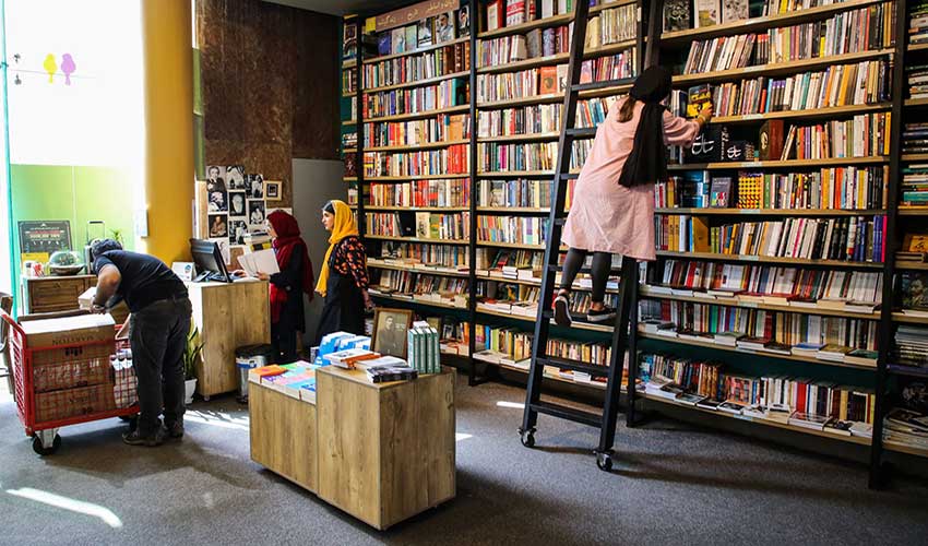 بوک لند از بهترین کتاب فروشی های تهران